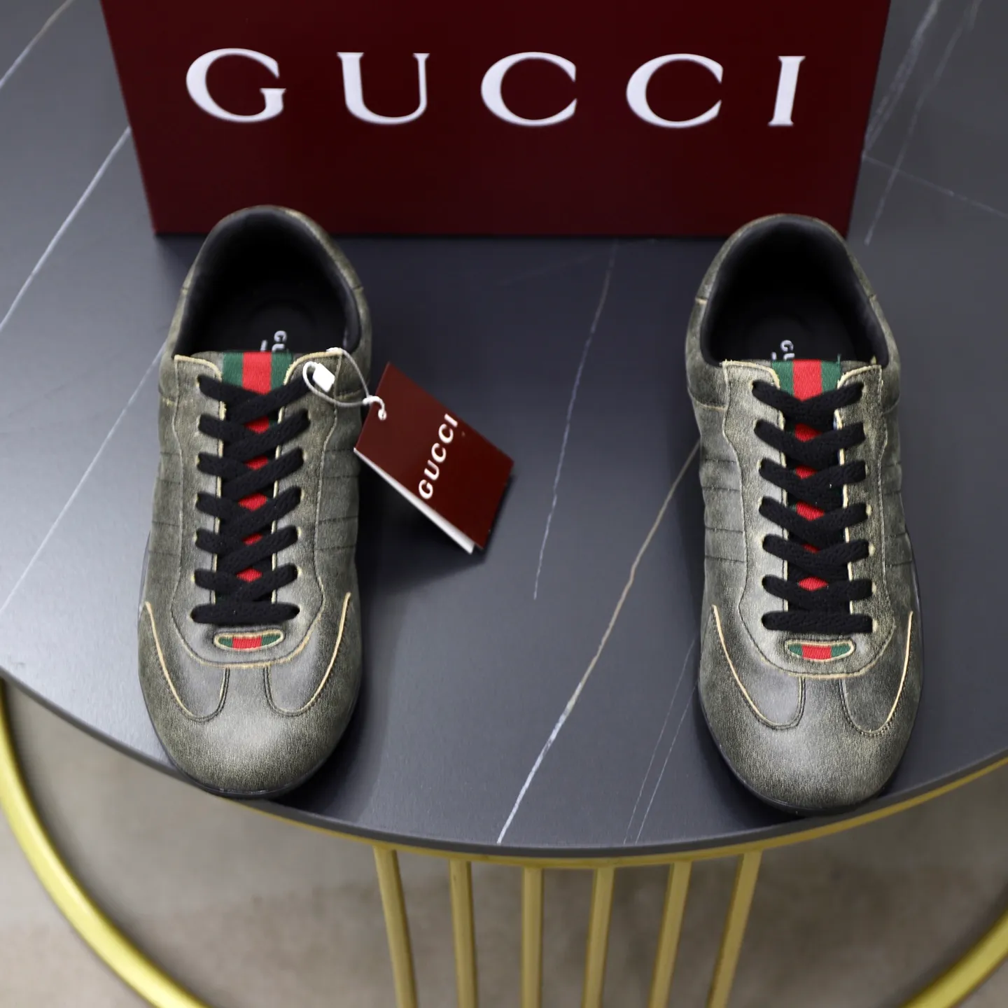 Ex-factory price: 580💰💰Gucci Shift series couple's sports shoes ❗❗ The Gucci Shift series is newly launched, with a lightweight design that reinterprets sports style. The neat silhouette adds a sense of freedom and exudes sophistication when moving. The webbing detail runs like an endless ribbon throughout the design, and the side seam details add a finishing touch. ❗Original development ❗Washed effect cowhide upper ❗Two-color Tpu outsole ❗Size: Female 35-41 Male 39-45